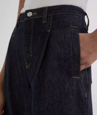 JEANS MED KONTRASTERANDE SÖMMAR OCH VID BEN JEANS MED KONTRASTERANDE SÖMMAR OCH VID BEN