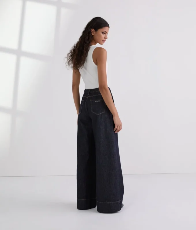 JEANS MED KONTRASTERANDE SÖMMAR OCH VID BEN JEANS MED KONTRASTERANDE SÖMMAR OCH VID BEN