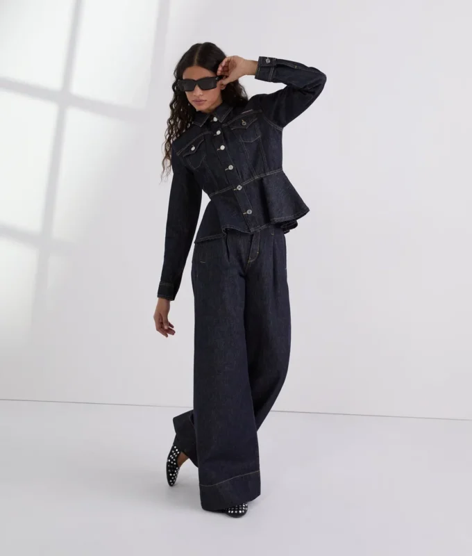 JEANS MED KONTRASTERANDE SÖMMAR OCH VID BEN JEANS MED KONTRASTERANDE SÖMMAR OCH VID BEN