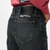 Jeans med medelhög midja och avslappnad passform