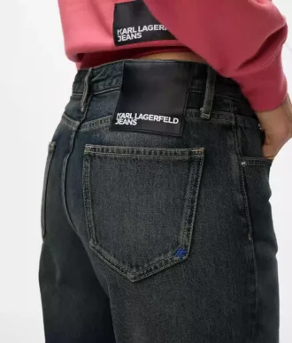 Jeans med medelhög midja och avslappnad passform