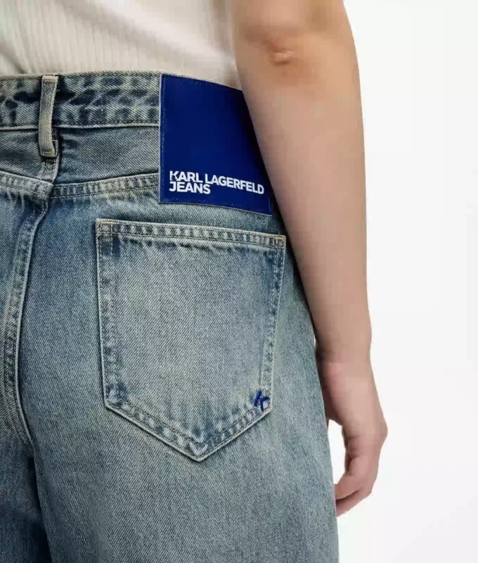 Jeans med medelhög midja och avslappnad passform Jeans med medelhög midja och avslappnad passform