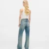 Jeans med medelhög midja och avslappnad passform Jeans med medelhög midja och avslappnad passform