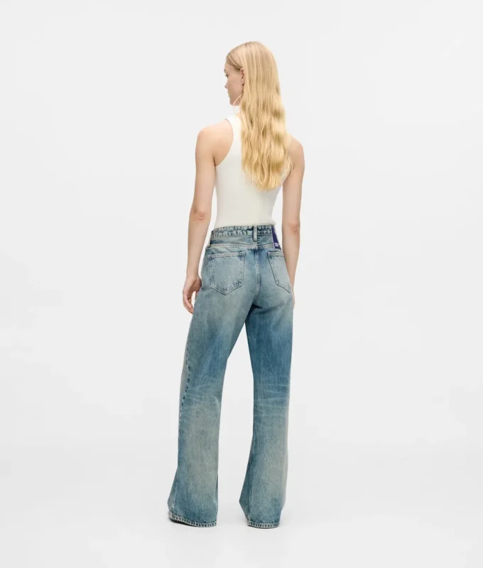 Jeans med medelhög midja och avslappnad passform Jeans med medelhög midja och avslappnad passform