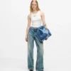 Jeans med medelhög midja och avslappnad passform Jeans med medelhög midja och avslappnad passform