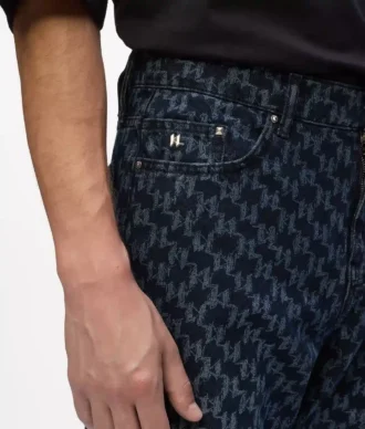 Jeans med monogram över hela ytan