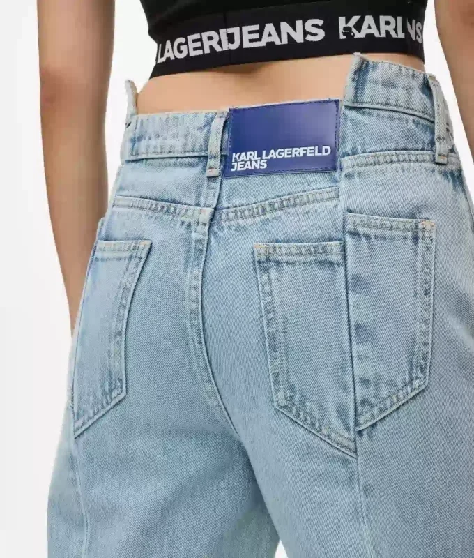 Jeans med sömmar, medellång midja och avslappnad passform Jeans med sömmar, medellång midja och avslappnad passform