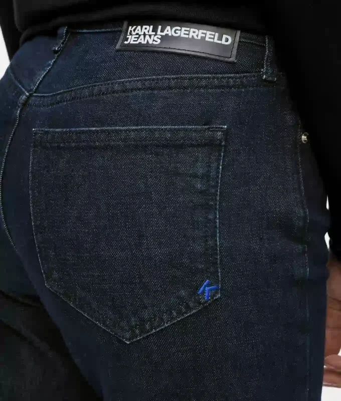Jeans med splittad fåll