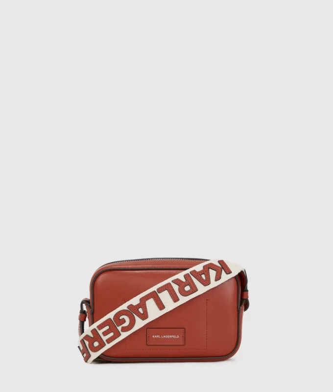 K/CIRCLE PERFORERAD CROSSBODY-VÄSKA K/CIRCLE PERFORERAD CROSSBODY-VÄSKA