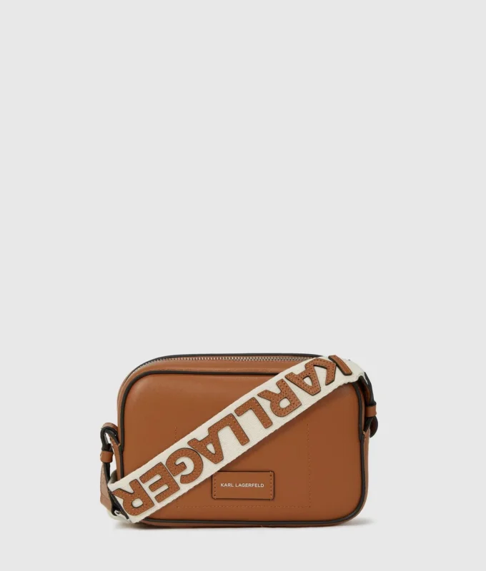 K/CIRCLE PERFORERAD CROSSBODY-VÄSKA K/CIRCLE PERFORERAD CROSSBODY-VÄSKA