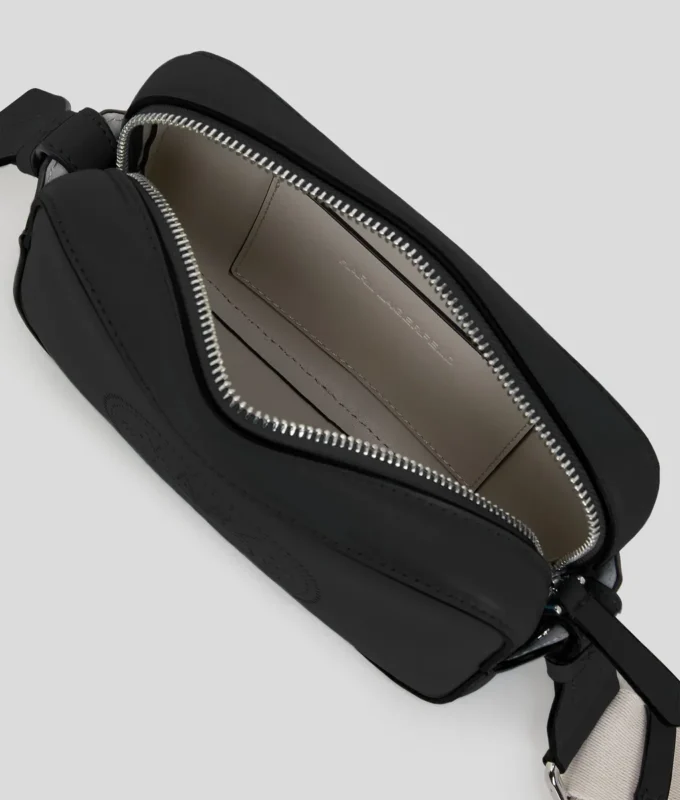 K/CIRCLE PERFORERAD CROSSBODY-VÄSKA K/CIRCLE PERFORERAD CROSSBODY-VÄSKA
