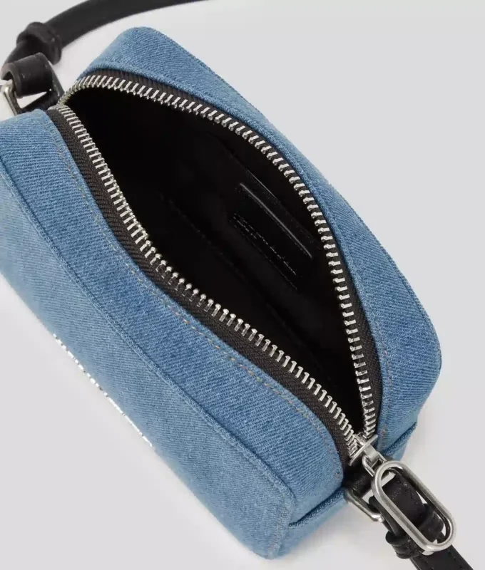 KAMERAVÄSKA I DENIM MED METALLLOGOTYP