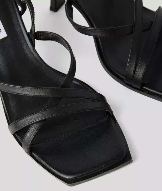 KARMEL SIGNIA SANDALER MED KLÄMMA KARMEL SIGNIA SANDALER MED KLÄMMA