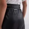 KJOL I KONSTLÄDER MED ZIP-DETALJER KJOL I KONSTLÄDER MED ZIP-DETALJER