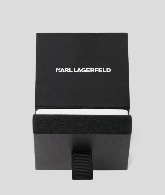 IKON PAVÉ KARL CHARM ÖRHÄNGEN IKON PAVÉ KARL CHARM ÖRHÄNGEN