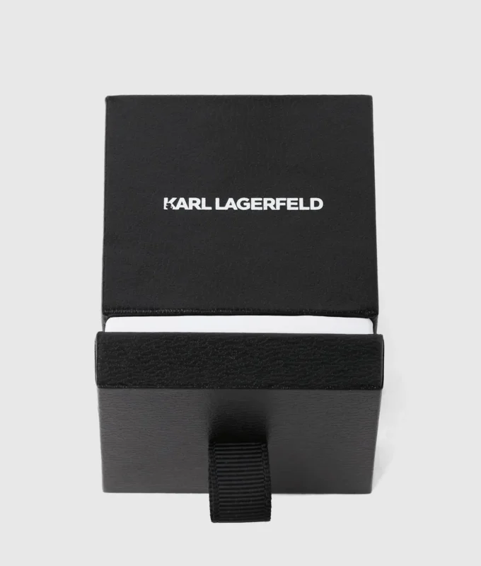 IKON PAVÉ KARL CHARM ÖRHÄNGEN IKON PAVÉ KARL CHARM ÖRHÄNGEN