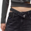 Löst sittande jeans med utskärning i midjan