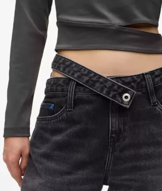 Löst sittande jeans med utskärning i midjan