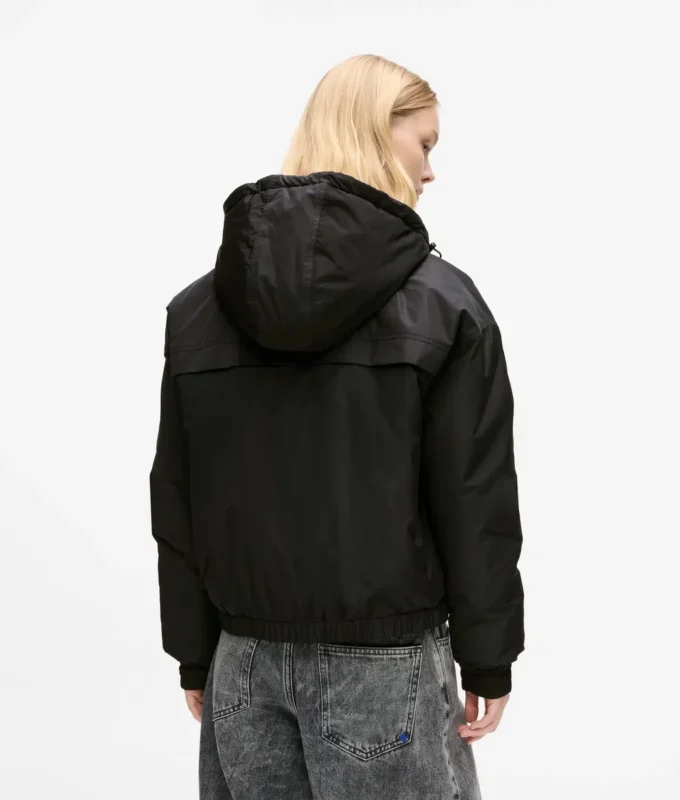 Lätt vadderad jacka med huva Lätt vadderad jacka med huva
