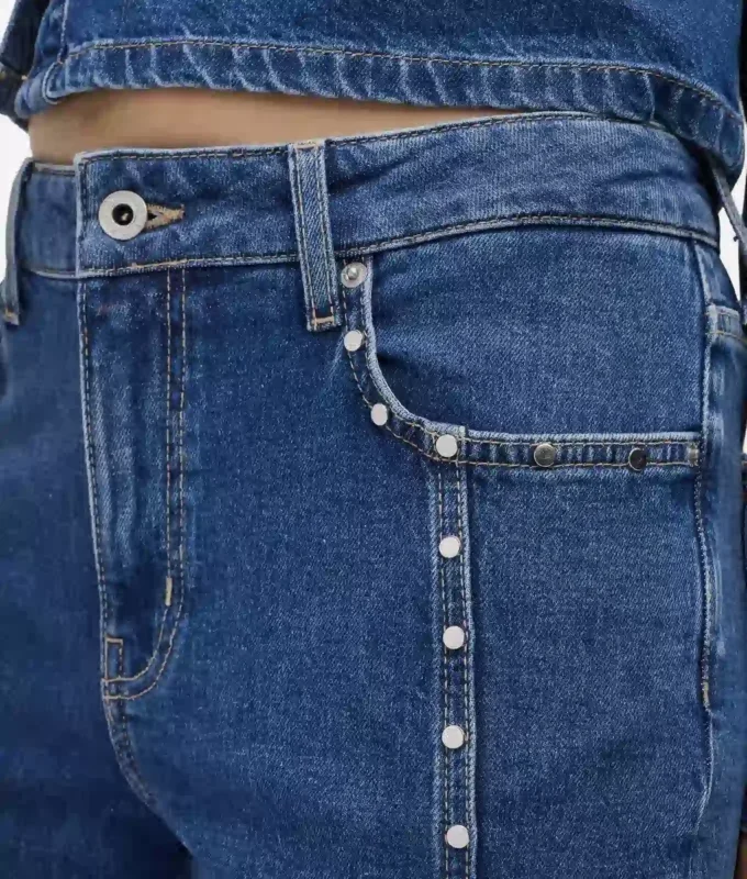 Mom jeans med nitar