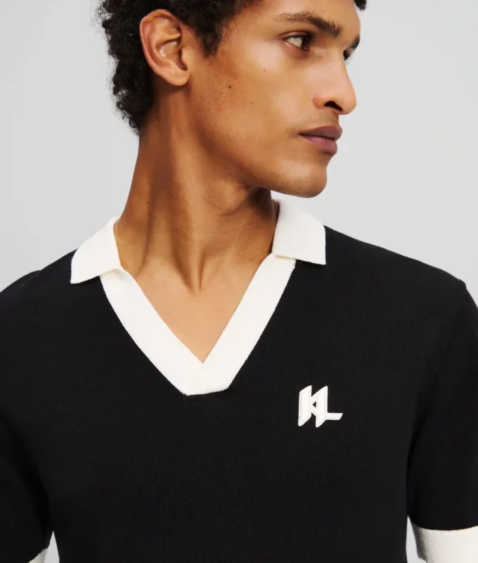 MONOGRAM-STICKAD POLOTRÖJA MONOGRAM-STICKAD POLOTRÖJA