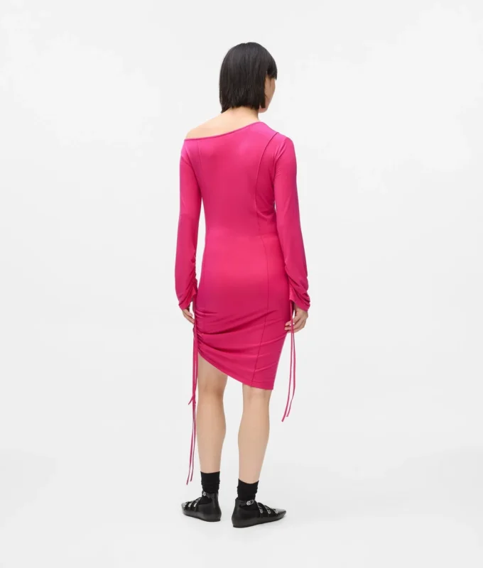 Off-shoulder-klänning med dragsko Off-shoulder-klänning med dragsko