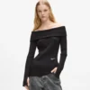 Off-shoulder stickad topp