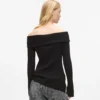 Off-shoulder stickad topp
