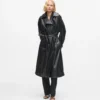 Perforerad trenchcoat i konstläder Perforerad trenchcoat i konstläder
