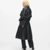 Perforerad trenchcoat i konstläder Perforerad trenchcoat i konstläder