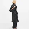 Perforerad trenchcoat i konstläder Perforerad trenchcoat i konstläder