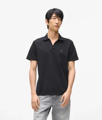 Polo med monogramnål Polo med monogramnål