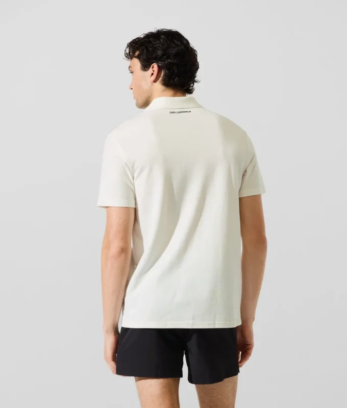 Polo med monogramnål Polo med monogramnål