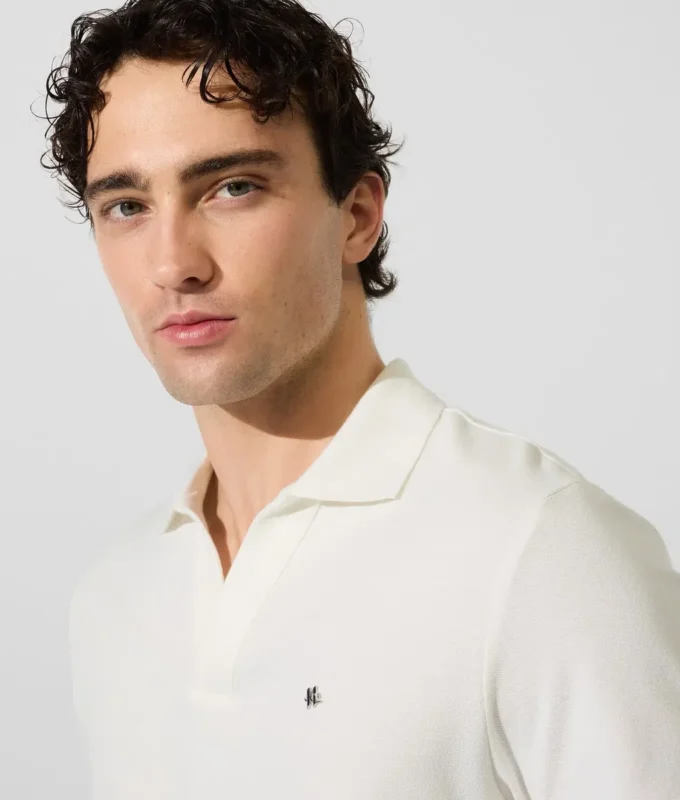 Polo med monogramnål Polo med monogramnål