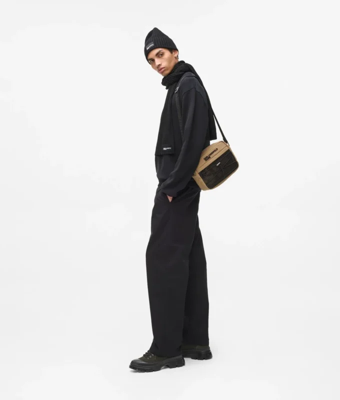 Praktisk crossbody-väska med dragsko Praktisk crossbody-väska med dragsko