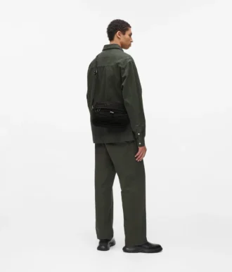 Praktisk crossbody-väska med dragsko