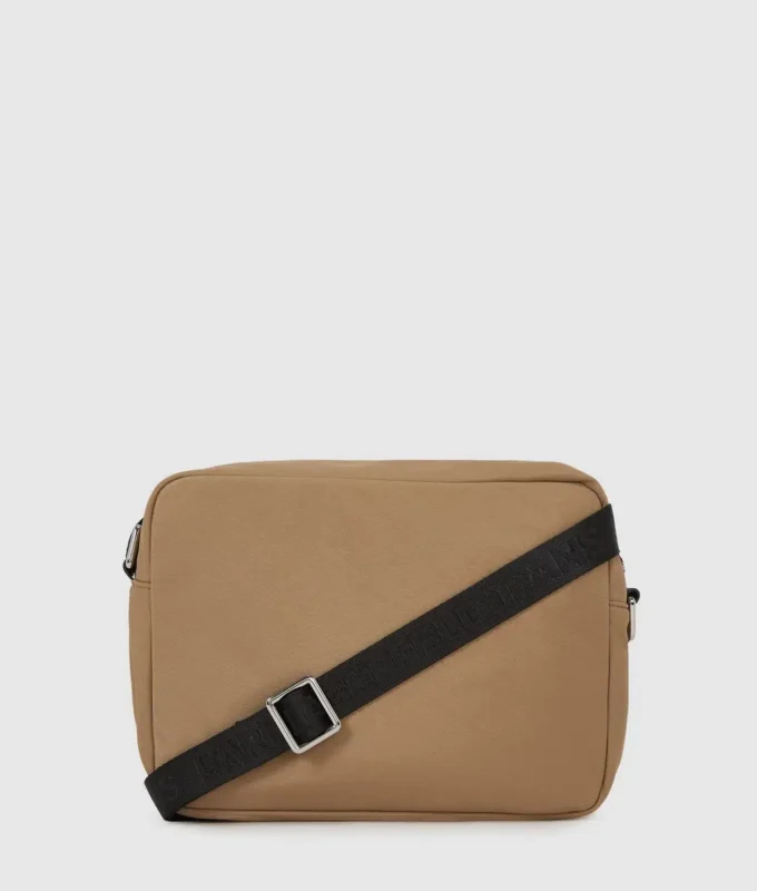 Praktisk crossbody-väska med dragsko Praktisk crossbody-väska med dragsko