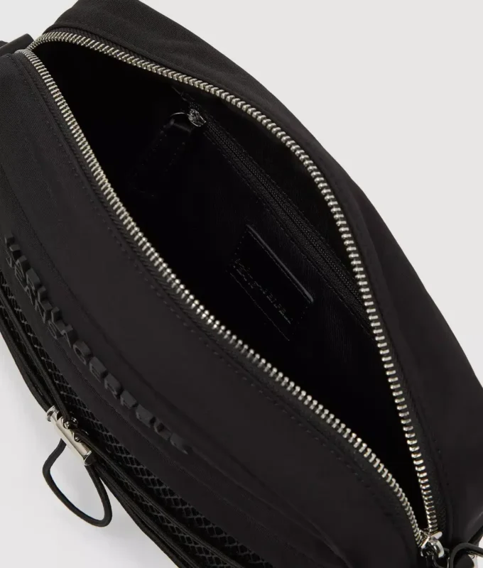 Praktisk crossbody-väska med dragsko Praktisk crossbody-väska med dragsko