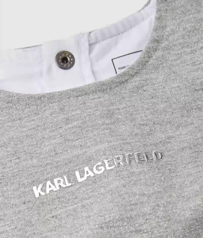 Presentpaket med baby-tröja och kjol Presentpaket med baby-tröja och kjol