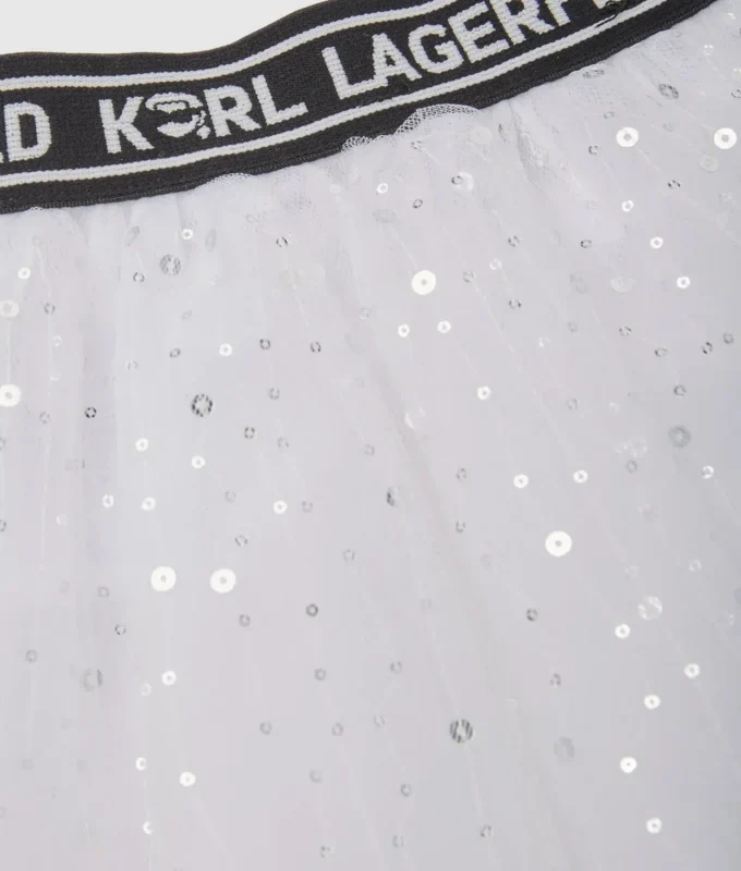 Presentpaket med baby-tröja och kjol Presentpaket med baby-tröja och kjol