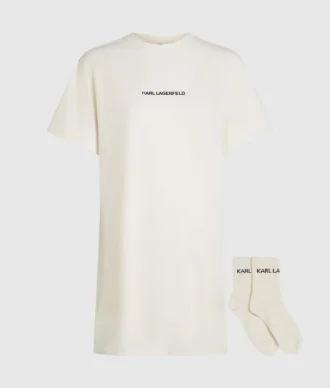Pyjamas i presentförpackning med logotyp