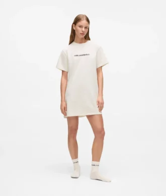 Pyjamas i presentförpackning med logotyp