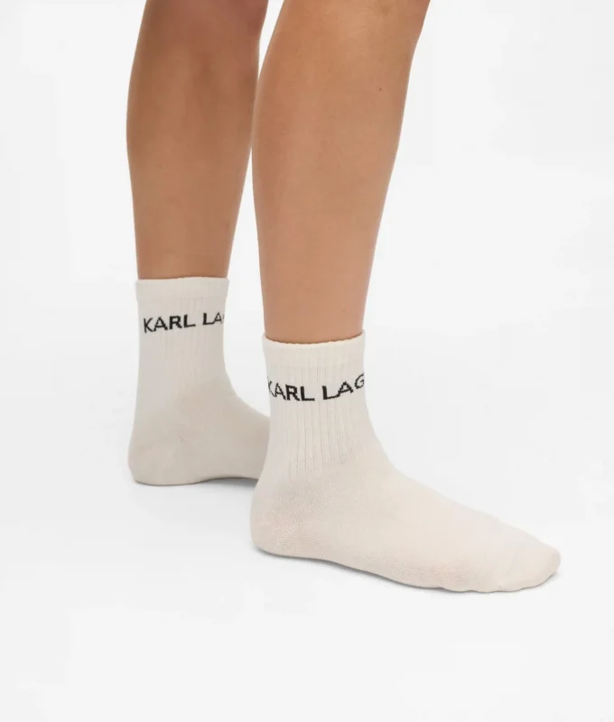 Pyjamas i presentförpackning med logotyp
