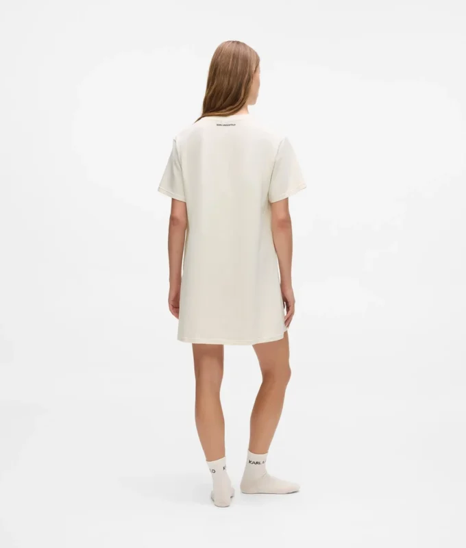 Pyjamas i presentförpackning med logotyp