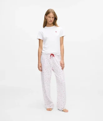 Pyjamas med hjärtmönster