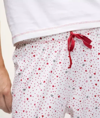 Pyjamas med hjärtmönster