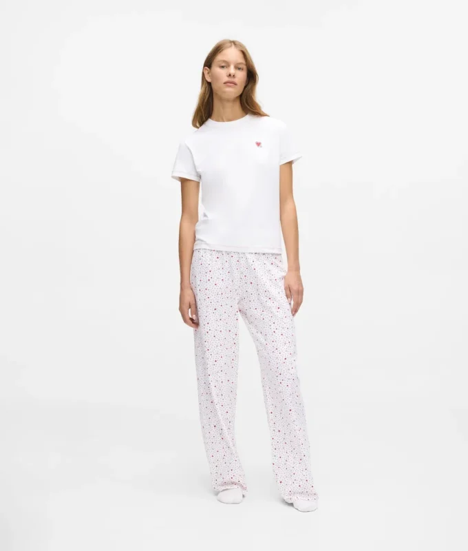 Pyjamas med hjärtmönster