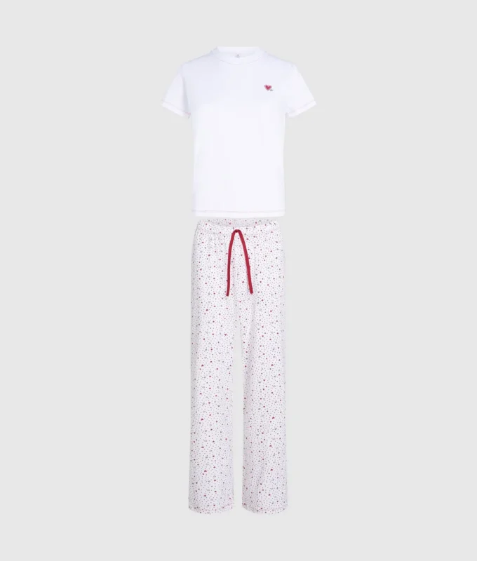 Pyjamas med hjärtmönster