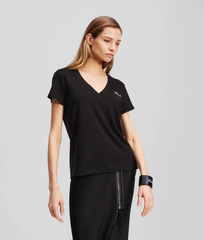 SIGNATUR-T-SHIRT MED V-HALS SIGNATUR-T-SHIRT MED V-HALS