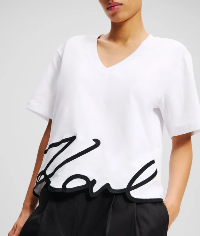 SIGNATUR-T-SHIRT MED V-HALS SIGNATUR-T-SHIRT MED V-HALS